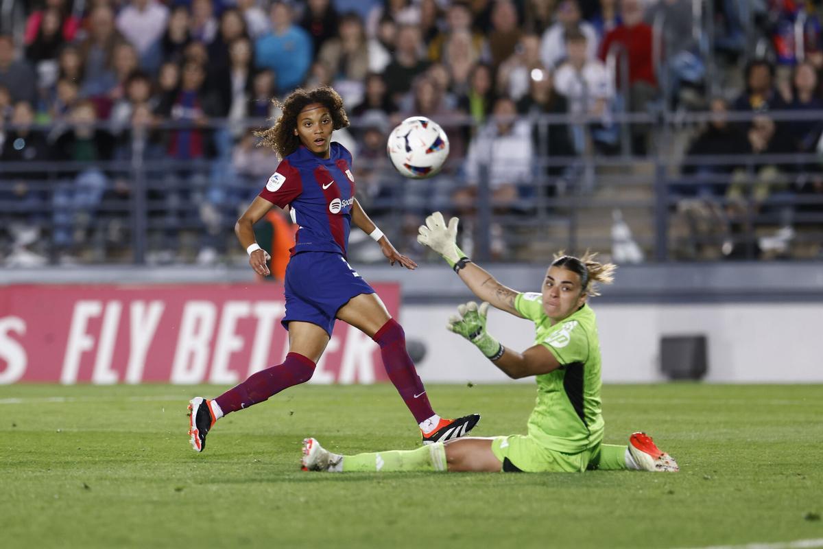 Vicky López (FC Barcelona) y Misa Rodríguez (Real Madrid) en acción durante un partido de la Liga F en el estadio Alfredo Di Stéfano, Valdebebas, Madrid, 24 de marzo de 2024