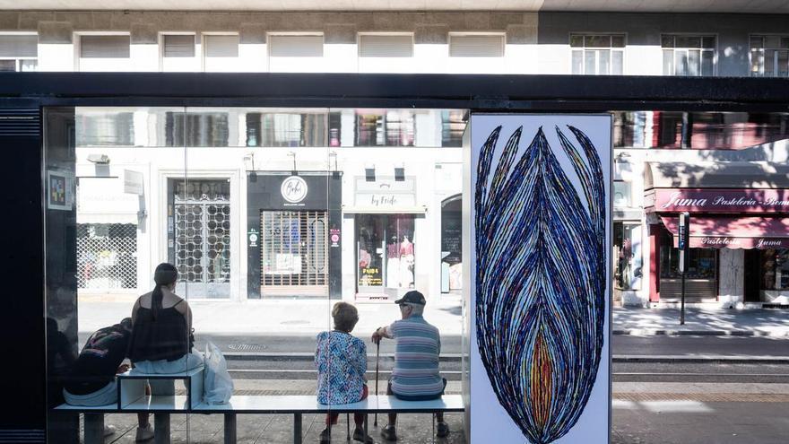 Vídeo | Parada Asalto devuelve el arte a las marquesinas del tranvía de Zaragoza
