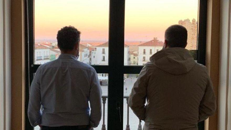 Licerán y Salaya miran por una de las ventanas del ayuntamiento, en una foto que se tomó el pasado año.