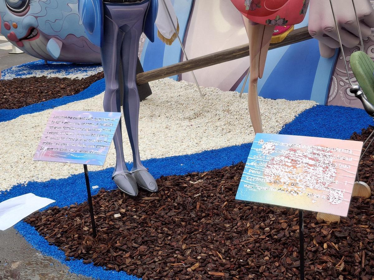 Los carteles de París Pedrera, arrugados e ilegibles por la lluvia