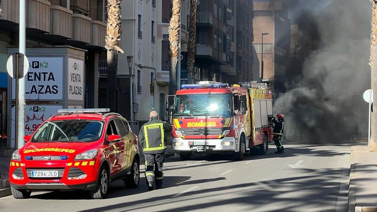 Los bomberos trabajando en la extinción del incendio en la avenida de la Murà.