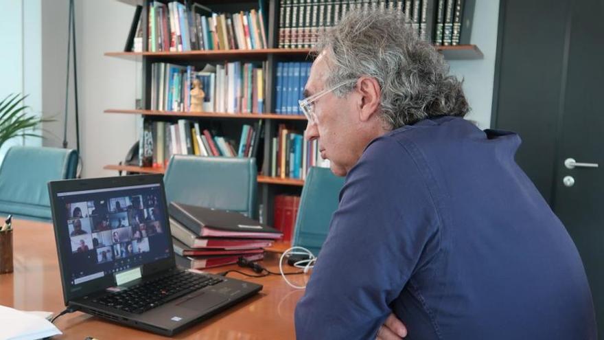 El conseller, durante la reunión.