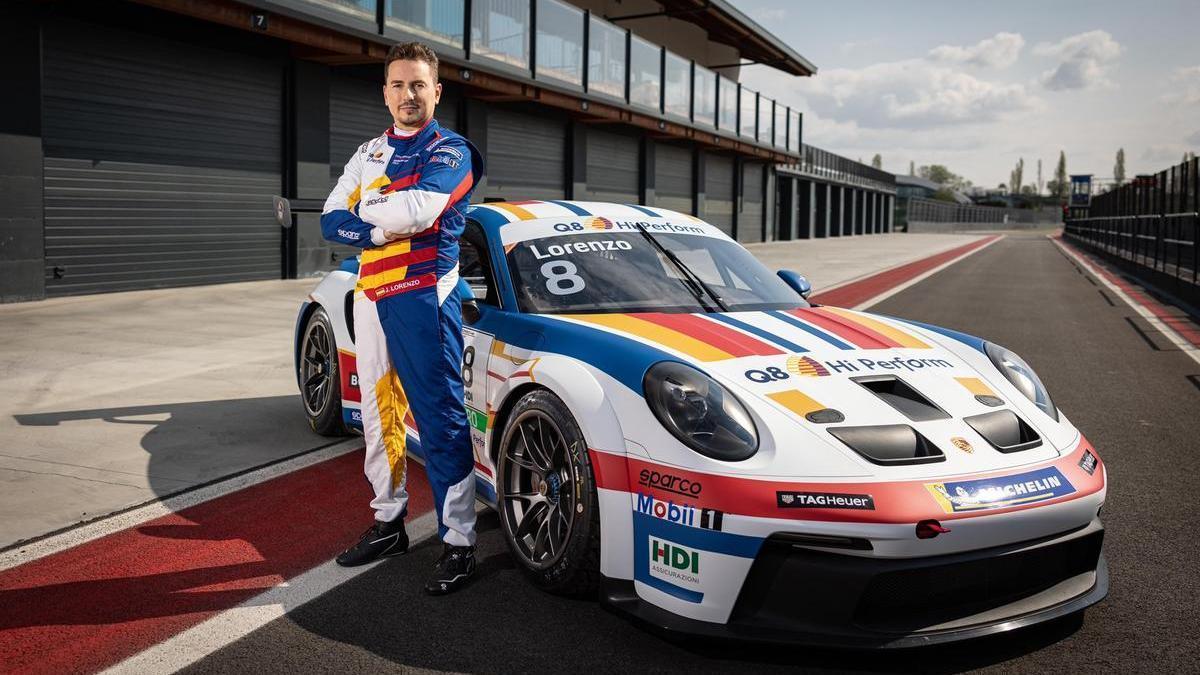 Jorge Lorenzo posa junto al Porsche con el que competirá