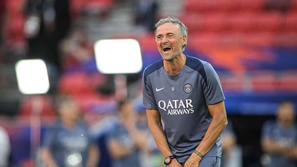 Miles de hinchas del PSG y del Arsenal en el Puskás Aréna de Budapest