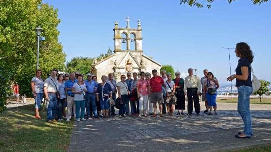 Un grupo organizado de turistas en Cangas.  // Gonzalo Núñez