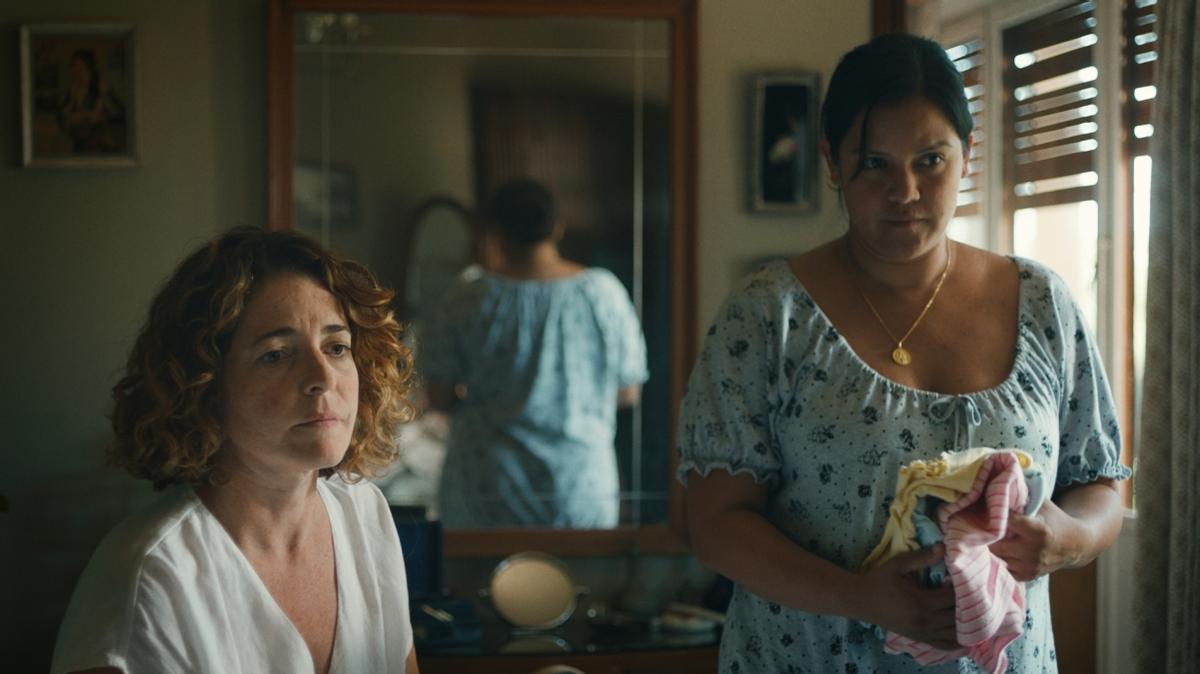 Teresa (Nora Navas, izquierda) tiene contratada a Rosana (Carol Hurtado) para que cuide a su madre enferma.