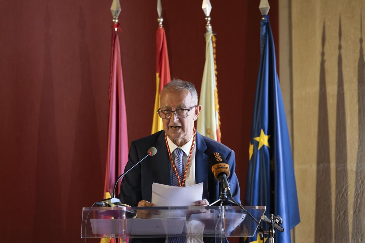Aureliano Lairón, durnate el discurso de ingreso pronunciado en el Salón Noble.