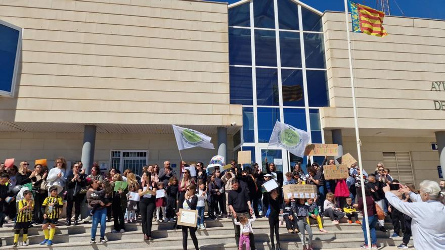 Los padres y madres de Orihuela Costa elevan la presión sobre el tercer colegio