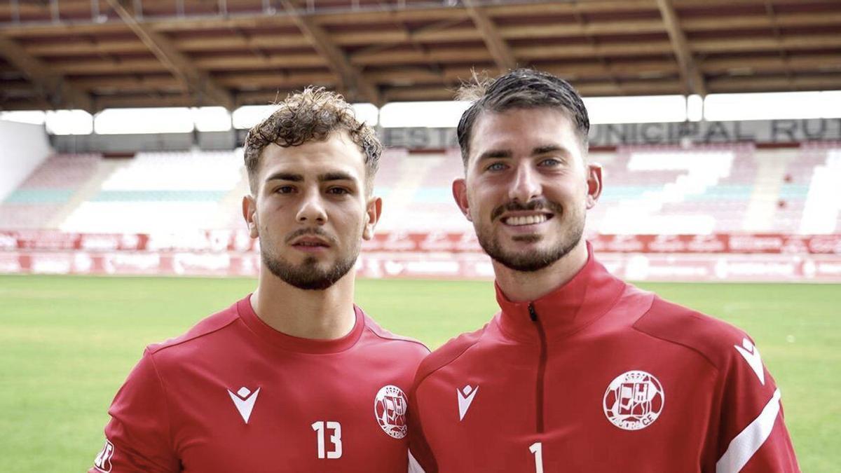 Fran Árbol (izquierda) e Iker Piedra (derecha) posan juntos sobre el verde del Ruta de la Plata. | LUCAS ANTA