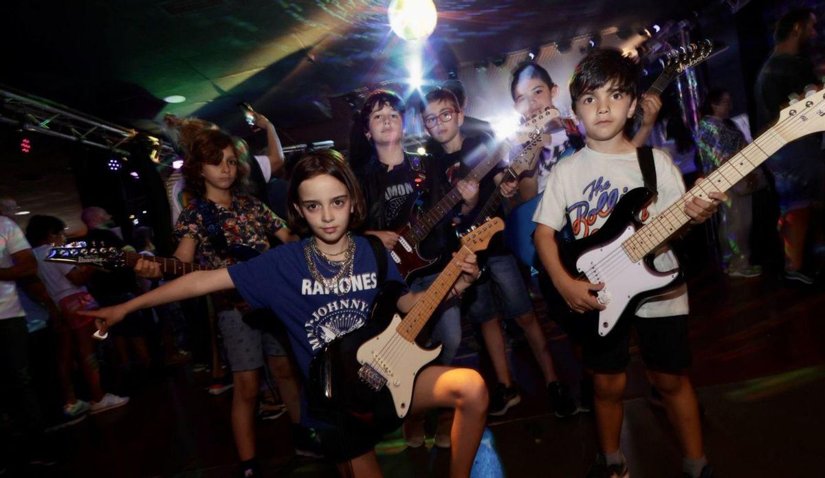 Un grupo de niños, antes de actuar en la gala de la Derrame Rock School. | Irma Collín