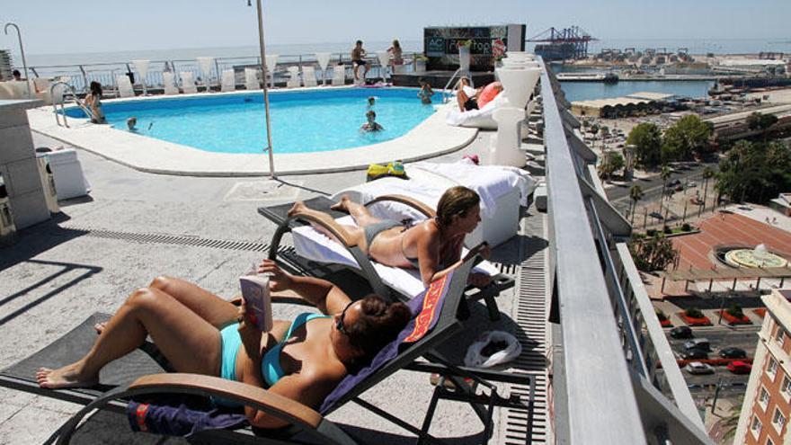 Un grupo de turistas disfruta de un día soleado en la terraza de un hotel de la capital.