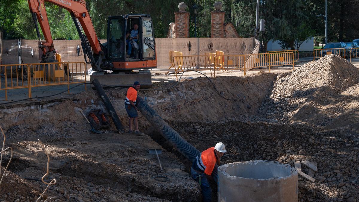 Los operarios trabajan en el socavón junto al parque de Castelar.