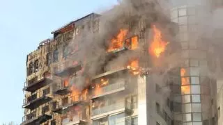 Un espectacular incendio abrasa un gran complejo de pisos en Valencia