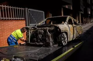 Vídeo | Retiran el último coche calcinado en el incendio de la calle Taboada