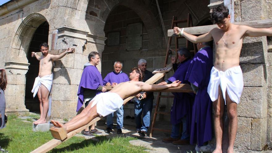 Desde la izquierda, procesión de la Urna de Mombuey. En las dos imágenes superiores, representación del Calvario en Santa Colomba: y sobare estas líneas la procesión de Puebla. | Araceli Saavedra