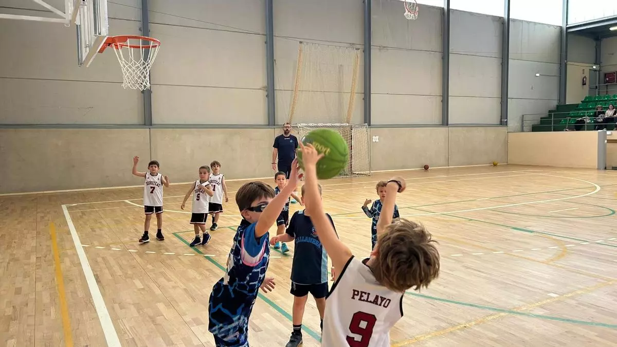 Llanera se convierte en epicentro del baloncesto de cantera con más de 500 jugadores y 42 equipos en la Basket Cup: "Es una oportunidad para que lo pasen bien y aprendan"