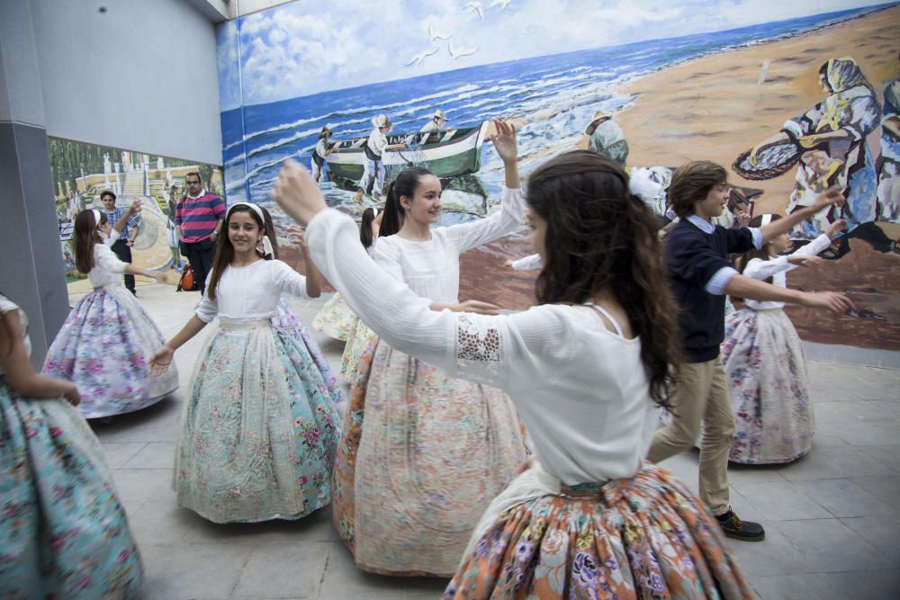 Ensayo de la Dansà con la fallera mayor y la corte