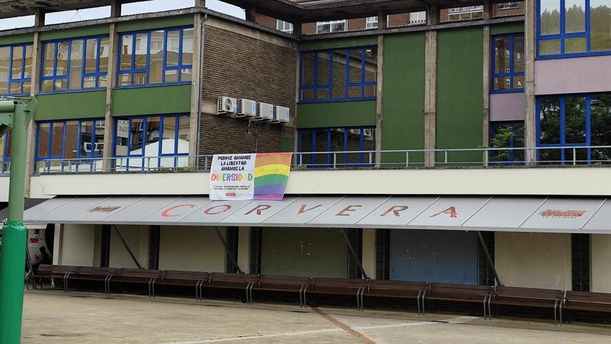 La bandera y la pancarta en apoyo al colectivo LGTBI en el Tomás y Valiente de Las Vegas.