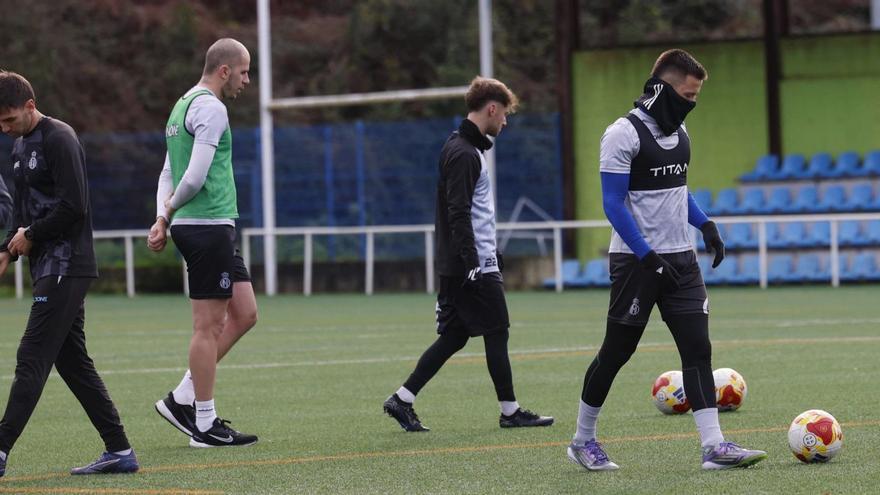 Christian Rivera, el tercero por la izquierda, durante el entrenamiento de ayer en La Toba. | MIKI LÓPEZ