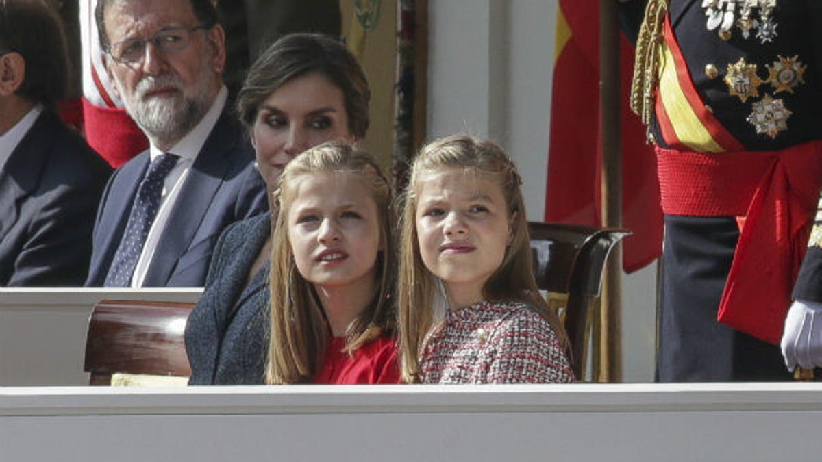 La Infanta Sofía, la Princesa Leonor, la Reina Letizia y Mariano Rajoy durante el desfile del 12 de octubre