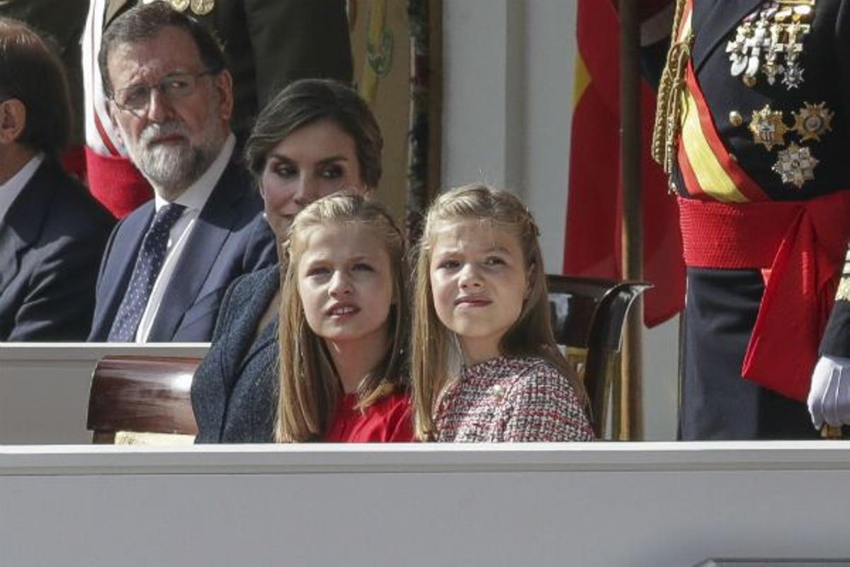 La Infanta Sofía, la Princesa Leonor, la Reina Letizia y Mariano Rajoy durante el desfile del 12 de octubre