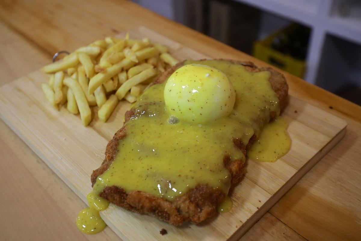 En imágenes | El pequeño bar de San José que triunfa gracias a sus cachopos y hamburguesas
