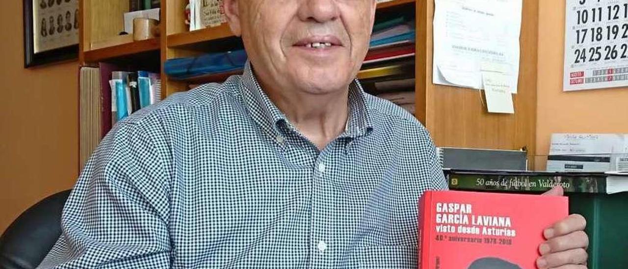 José María Álvarez, con el libro sobre Gaspar García Laviana.
