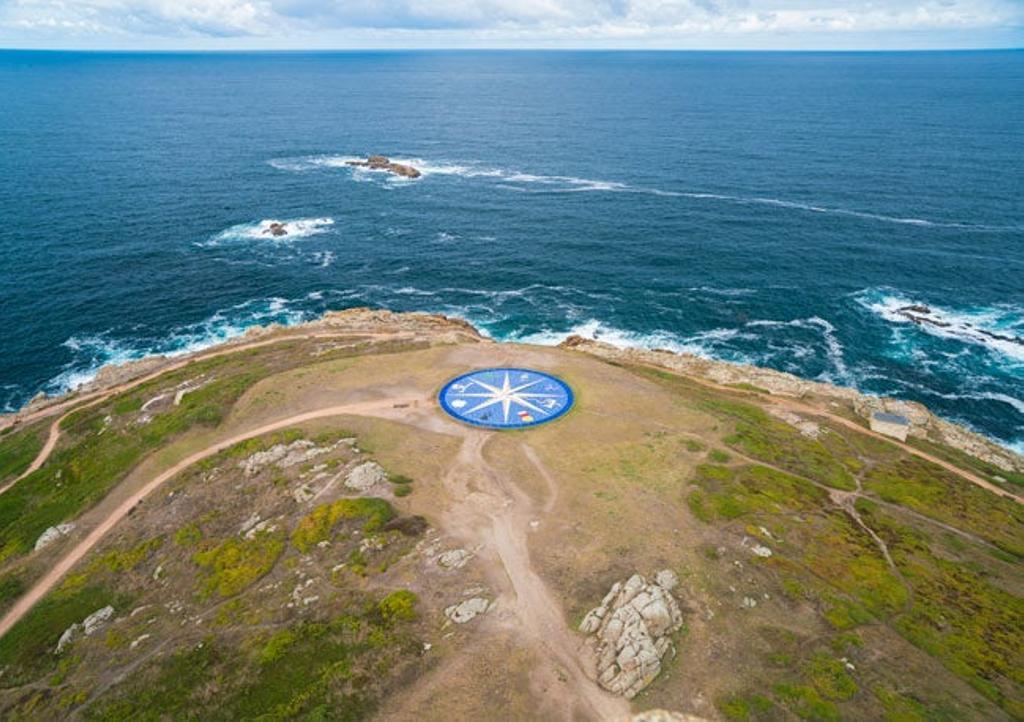 La plaza llamada A Rosa dos Ventos y situada al pie de la Torre de Hércules en A Coruña es uno de los símbolos indiscutibles de la ciudad atlántica desde su construcción hace ya 26 años.