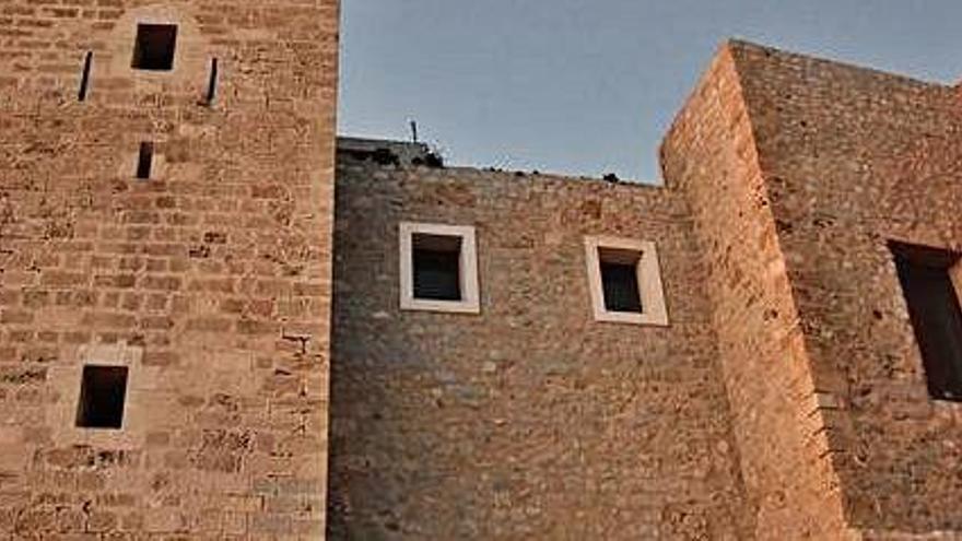 Detalle de parte de la fachada del Castillo, con muestras de deterioro por la falta de mantenimiento.