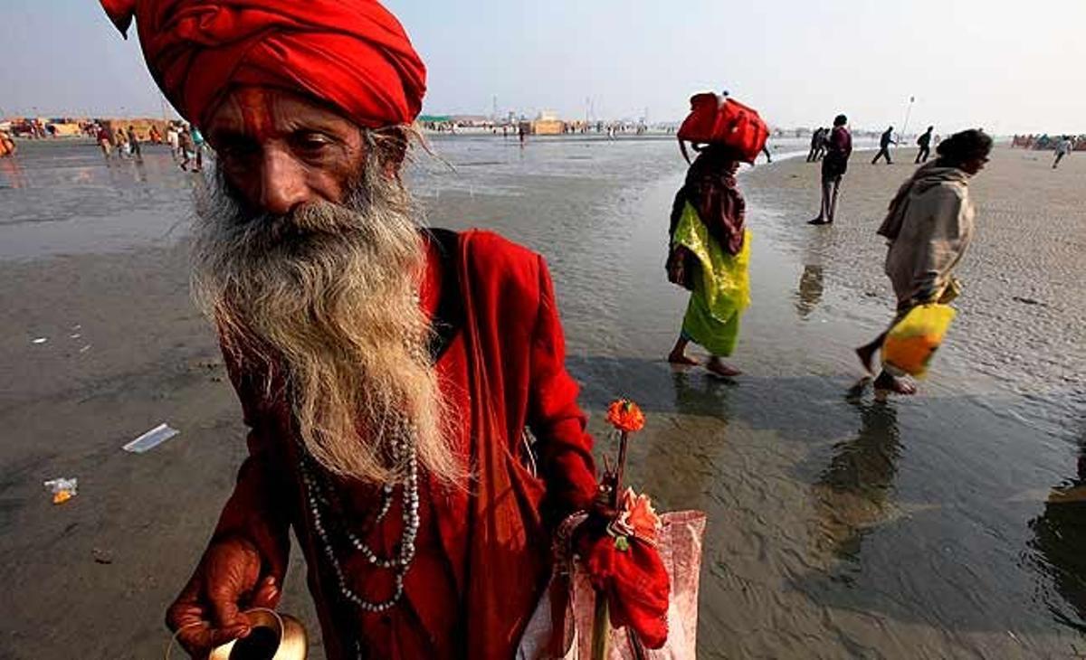 Uns pelegrins indis arriben per assistir al ’Makar Sankranti’, una de les celebracions religioses més importants del calendari hindú, a l’illa de Ganga Sagar, a uns 130 quilòmetres al sud de Calcuta (Índia).