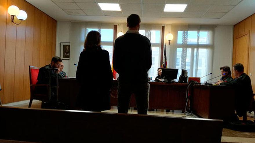 El acusado, junto con la intérprete durante el juicio.