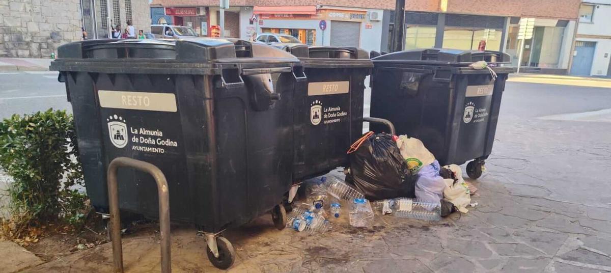 La basura depositada fuera de los contenedores ha obligado al ayuntamiento a intensificar la vigilancia en el municipio. | SERVICIO ESPECIAL