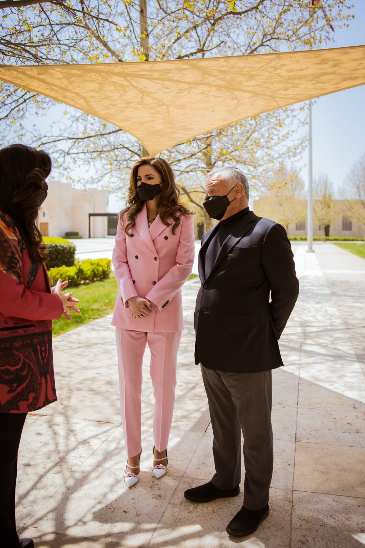 Rania de Jordania, con 'total look' rosa de Calvin Klein, y Abdullah II, en Amán
