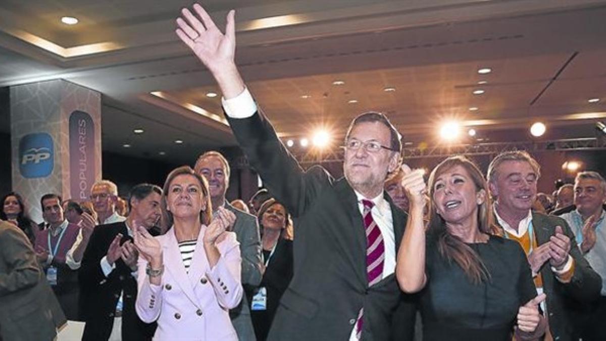 Mariano Rajoy y Alicia Sánchez-Camacho saludan a los asistentes a la convención del PP, el pasado sábado 29 de noviembre, en el Hotel Grand Marina de Barcelona.