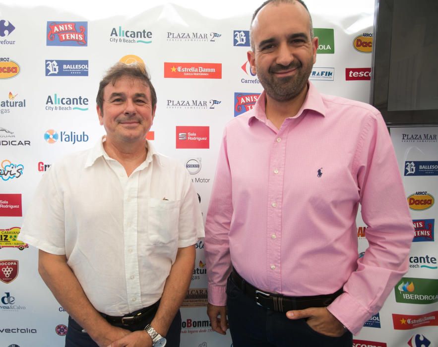 El director comercial de Seat Sala Hermanos, Miguel Nogueroles, con el director de InformacionTV, Adrián Ivorra.