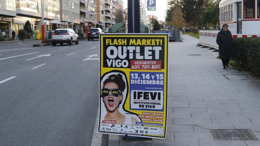 Cartel del outlet Flash Market! situado en el centro de Vigo.