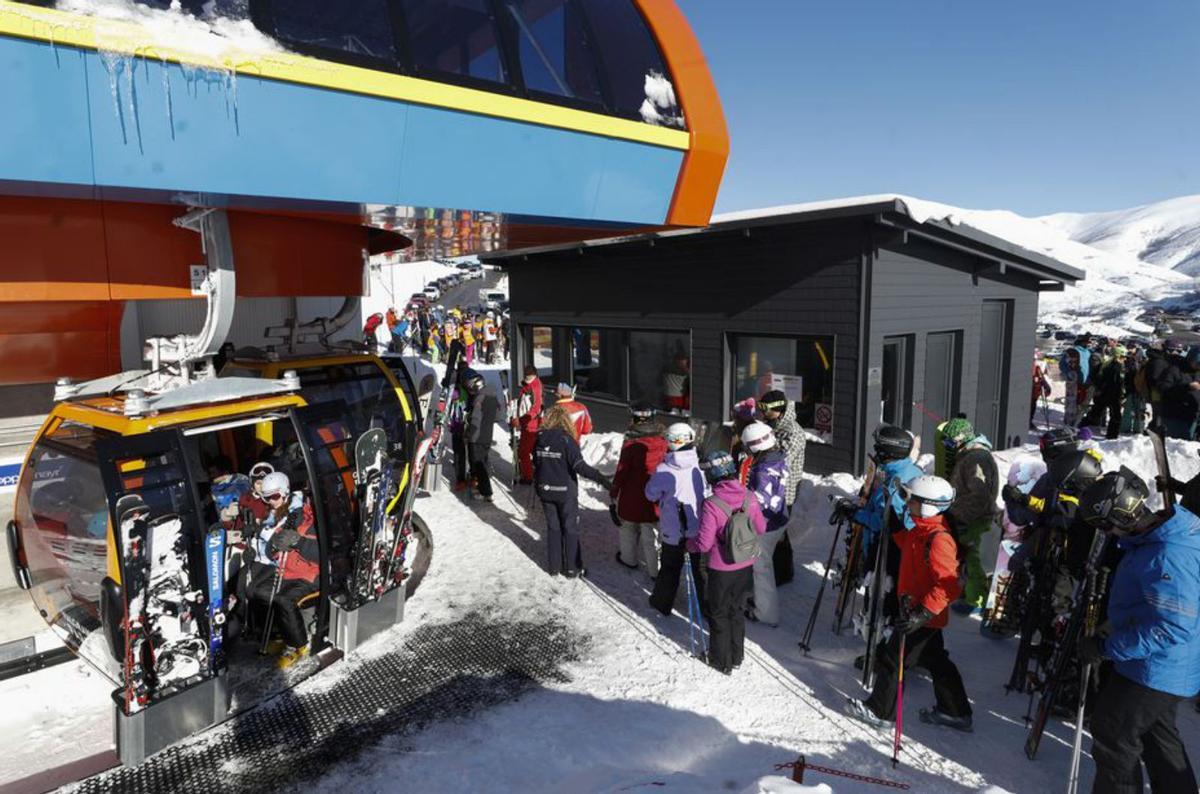 Esquiadores hacen cola para subir a la telecabina. | Luisma Murias