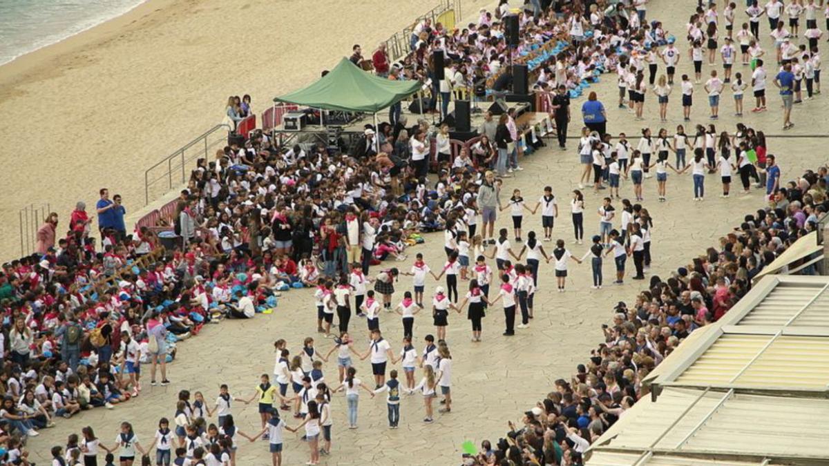 El passeig del Mar de Blanes, ahir, ple d’alumnes.  | AJ. DE BLANES