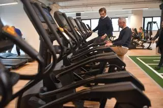 Diego Calvo visita el complejo deportivo de Elviña I tras las obras de remodelación