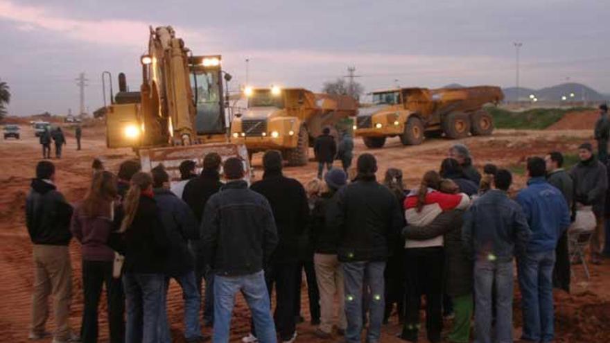 Un grupo de antiautopistas cierran el paso de las máquinas en la finca de Can Casetes en enero de 2006.