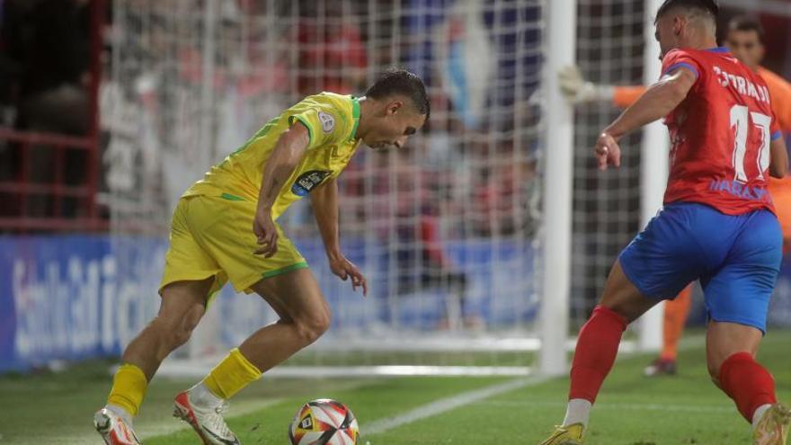 Yeremay Hernández encara a dos rivales en el partido entre el Dépor y el Lugo. |  // LOF