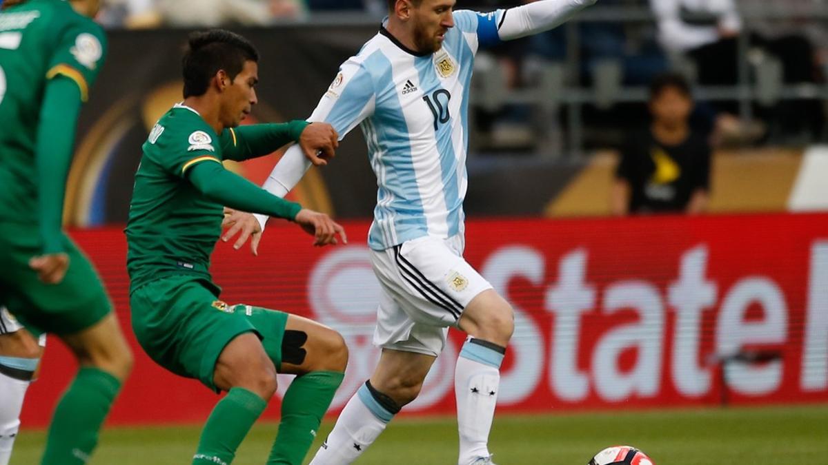 Messi regatea a Bejarano durante el encuentro entre Argentina y Bolivia de ayer