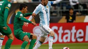 Messi regatea a Bejarano durante el encuentro entre Argentina y Bolivia de ayer