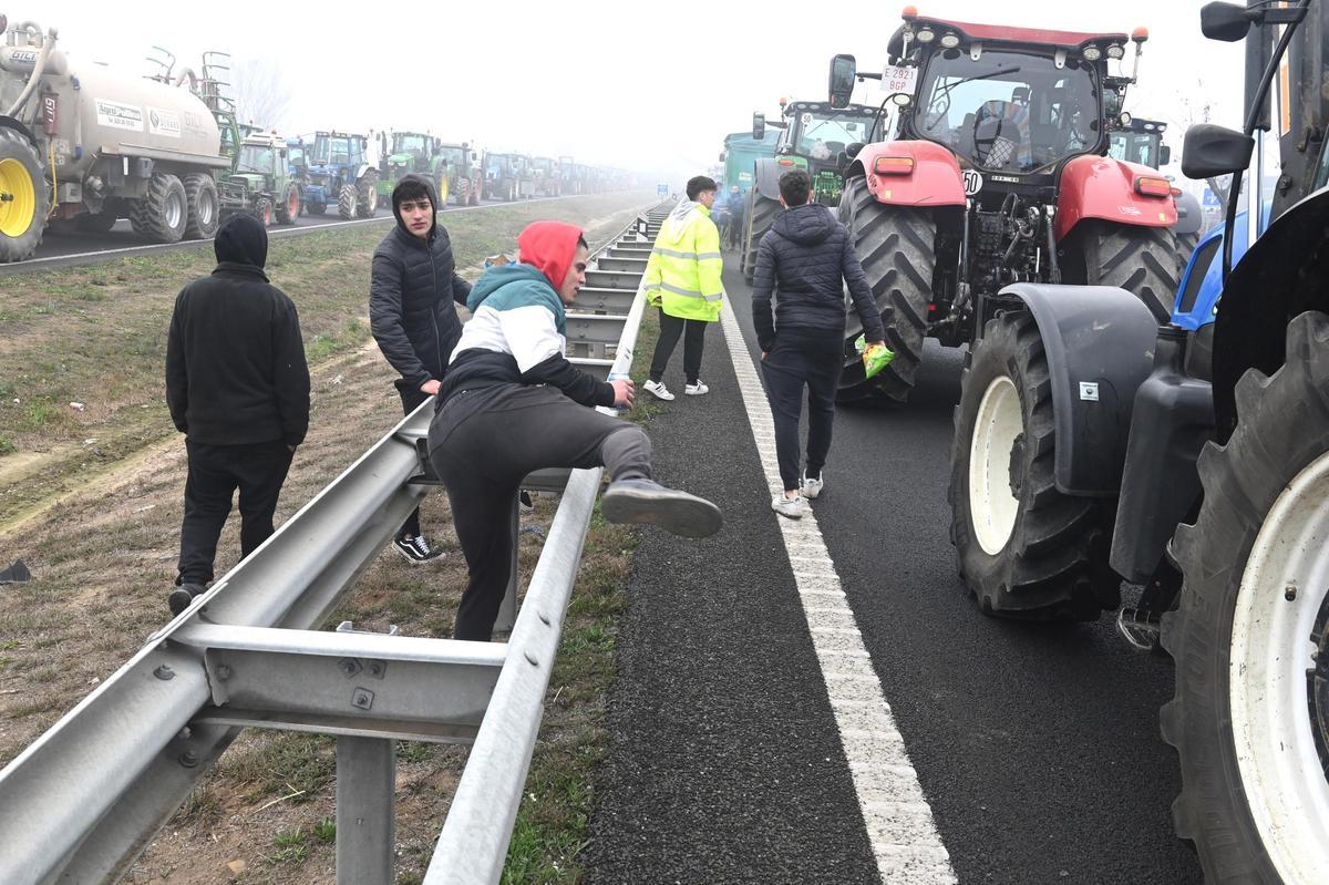 Agricultores catalanes protestan en Fondarella, en el Pla dUrgell (Lleida)