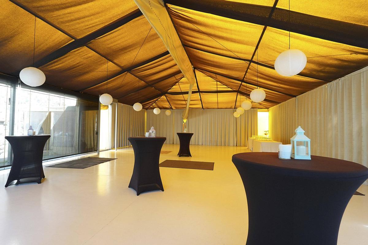 Interior de la carpa per a celebrar esdeveniments de Maràngels.