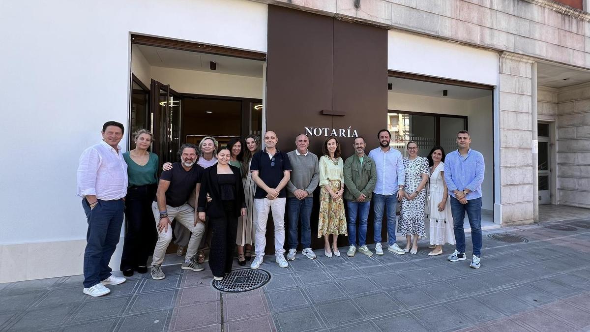 Foto de familia de la inauguración de la nueva sede de la notaría de Lugones.