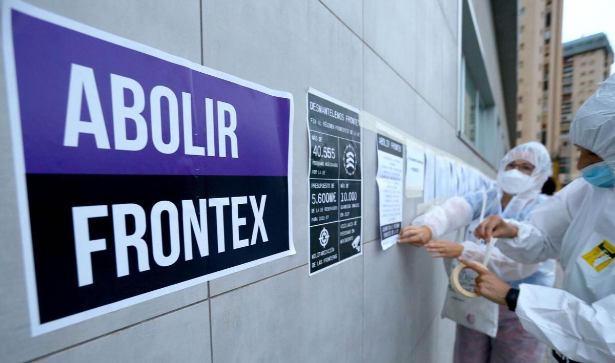 Activistas piden la abolición de FRONTEX en el Centro de Coordinación Regional de Canarias, bajo el lema "Más Salvamento Marítimo, menos Frontex"
