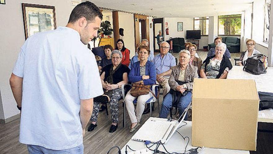 El curso fue impartido en el centro social. // Bernabé/Javier Lalín