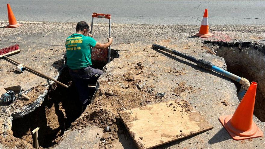 Una avería obliga proveer de agua embotellada a vecinos de Roales