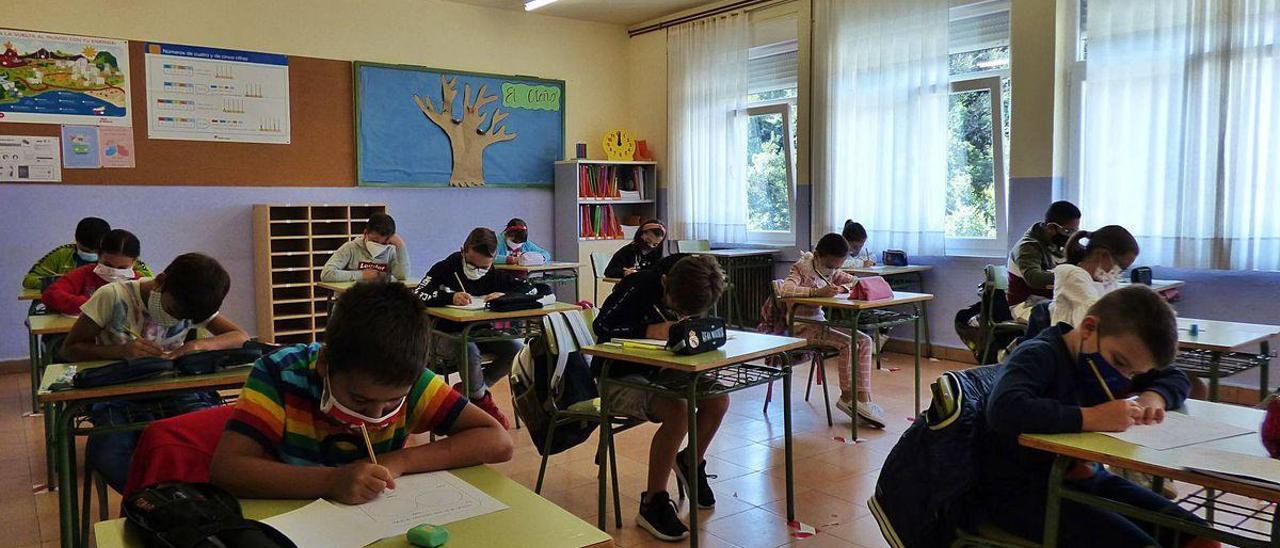 Escolares del aula internivel de 3.º y 4.º de Primaria del colegio Maestro Casanova, en Cangas del Narcea, ayer, en clase de Llingua Asturiana.